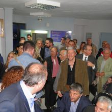 image-189397 kozan.gr: Α. Γεωργιάδης από την Κοζάνη: “Θέλω να συγχαρώ το λαό της Κοζάνης, που χθες απέφυγε να παρουσιαστεί στην ομιλία του κ. Τσίπρα. Έχουν βγει σήμερα φωτογραφίες όπου δείχνουν για άλλη μια φορά ότι η δήθεν λαοθάλασσα που περίμενε τον ηγέτη Α. Τσίπρα, ήταν ένα μισοάδειο γήπεδο όπου οι σκηνοθέτες προσπάθησαν να παρουσιάσουν ως φίσκα – Ο κ. Τσίπρας είναι ένας ανήθικος άνθρωπος. Δεν μπορεί να πει αλήθεια, ούτε εκ παραδρομής¨ (Βίντεο & Φωτογραφίες)