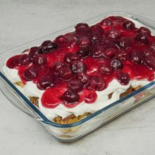 image-194004 To Foodaholics.gr προτείνει γλυκό ψυγείου με βάφλες και κεράσι