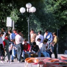 image-194366 kozan.gr: Koζάνη – 9 Ιούνη 1987 – Μαθητές στην κεντρική πλατεία Κοζάνης, μετά από εξετάσεις