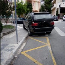 image-202153 kozan.gr: Φωτογραφίες αναγνώστη για παρκαρισμένο όχημα πάνω σε διάβαση και πεζοδρόμιο στη συμβολή των οδών Δημοκρατίας και Μαμάτσιου γωνία στην Κοζάνη
