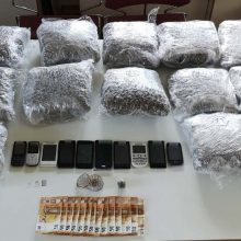 image-203090 Συνελήφθη 38χρονος για διακίνηση μεγάλης ποσότητας ναρκωτικών ουσιών από αστυνομικούς του Τμήματος Ασφάλειας Κοζάνης, σε περιοχή της Θεσσαλονίκης – Kατασχέθηκαν 20 κιλά και 632,1 γραμμάρια ακατέργαστης κάνναβης, Ι.Χ.Φ. αυτοκίνητο, χρηματικό ποσό 700 ευρώ, 10 κινητά τηλέφωνα κ.α. (Φωτογραφία)