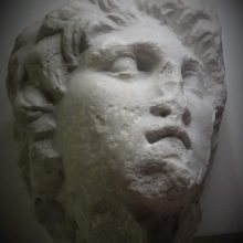 image-203178 Η αναπάντεχη ανακάλυψη γλυπτού του Μεγάλου Αλεξάνδρου – Ηταν παραπεταμένο στην αποθήκη του μουσείου Βέροιας