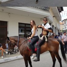 image-205393 Σιάτιστα: Οι καβαλάρηδες της Παναγιάς κράτησαν την παράδοση – Εικόνες από την παρέλαση (Φωτογραφίες & Βίντεο)