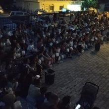 image-239575 kozan.gr: Μεγάλη χαρά κι ικανοποίηση, σε μικρούς και μεγάλους, προκάλεσε η πρωτοβουλία δημιουργίας θερινού κινηματογράφου στην Τ.Κ. Πετρανών – Δωρεάν ποπ κορν και αναψυκτικά προσφέθηκαν στα παιδιά στην πρώτη προβολή, το βράδυ της Τρίτης 20 Αυγούστου (Φωτογραφίες)