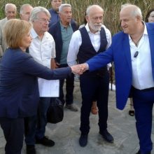 image-240148 Αντιπροσωπεία του Συνδέσμου Γραμμάτων και Τεχνών της Π.Ε Κοζάνης στη συγκινητική τελετή στην είσοδο της πλωτής πεζογέφυρας που συνδέει το Νησάκι του Αγίου Αχιλλείου με τη στεριά