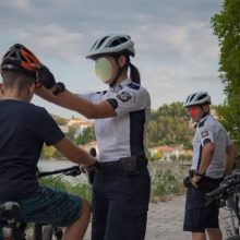 image-241616 Αστυνομικοί ποδηλάτες της Καστοριάς φοράνε κράνος στα μικρά παιδιά (Φωτογραφία)