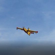 image-241883 Το kozan.gr στην πρώτη γραμμή της ενημέρωσης από τη φωτιά σε αγροτοδασική έκταση πάνω από τον οικισμό Λευκάρων – Δείτε τις μεγάλες προσπάθειες των πιλότων των καναντέρ που πετούν σε χαμηλό ύψος προκειμένου να περιορίσουν τη φωτιά(Βίντεο)