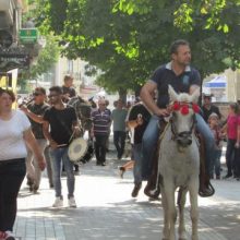 image-242576 kozan.gr: Οι καβαλάρηδες προσκυνητές της Παναγίας Ζιδανιώτισσας στον κεντρικό πεζόδρομο της Κοζάνης (Φωτογραφίες-Βίντεο)
