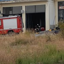 image-242711 kozan.gr: Φωτιά, από βραχυκύκλωμα σε φορτιστή μπαταρίας αυτοκινήτων, σε συνεργείο στο 2ο χιλιόμετρο της Ε.Ο. Κοζάνης – Θεσσαλονίκης, λίγο πριν το κτήριο της ΔΕΥΑΚ (Φωτογραφίες)