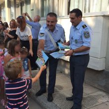 image-243486 kozan.gr: Κοζάνη: Ενημερωτικά φυλλάδια με συμβουλές οδικής ασφάλειας και κυκλοφοριακής αγωγής, τόσο για μαθητές όσο και για γονείς, μοίρασαν αστυνομικοί (Φωτογραφίες)