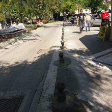 image-243878 kozan.gr: Συνεργείο του δήμου Εορδαίας τοποθέτησε κολονάκια ώστε να εμποδίζουν την είσοδο, σε αυτοκίνητα, να παρκάρουν, στην κεντρική πλατεία Πτολεμαΐδας
