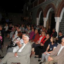 image-244261 kozan.gr: Όμορφη εκδήλωση από τη χορωδία του φανού της Σκ΄ρκας, διοργανώθηκε το βράδυ της Κυριακής 15/9 στον προαύλιο χώρο του Ιερού Ναού Αγίου Νικάνορα Κοζάνης (Φωτογραφίες & Βίντεο)