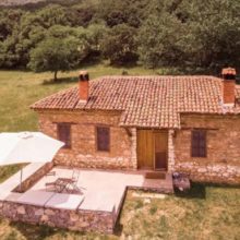 image-244393 Ενα πέτρινο Airbnb στη μέση του πουθενά, στις Πρέσπες – Απέξω άθικτο από το 1920, μέσα σαν λοφτ