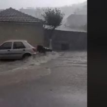 image-245008 kozan.gr: «Ποτάμια» οι δρόμοι στην Σιάτιστα – Βίντεο από περιοχή Γεράνειας, όπου το νερό παρασέρνει κάδους (Βίντεο)