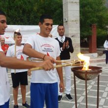image-245015 kozan.gr: Πτολεμαΐδα: Tα αδέρφια και διακεκριμένοι αθλητές, σε παγκόσμιο επίπεδο, στο άθλημα της Τεχνικής Κολύμβησης, Πάρις και Χρήστος Καλαϊτζόπουλος άναψαν, το απόγευμα της Πέμπτης 19/9, το βωμό της 17ης λαμπαδηδρομίας στη κεντρική πλατεία της πόλης (Βίντεο & Φωτογραφίες)