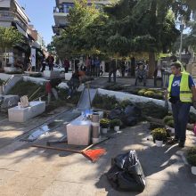 image-247020 kozan.gr: Εργασίες συντήρησης και τοποθέτησης νέων λουλουδιών στην κεντρική πλατεία της Κοζάνης, από το πρωί της Τετάρτης 2/10 (Φωτογραφίες)