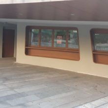 image-247611 kozan.gr: Σβήστηκαν τα συνθήματα, από τους τοίχους έξω από την αίθουσα βρεφικής και νηπιακής φροντίδας και τα υπόλοιπα γραφεία του Δήμου Κοζάνης, στην κεντρική πλατεία (Φωτογραφίες)