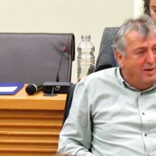 image-247973 kozan.gr: Κ. Μιχαηλίδης στη συνεδρίαση του Δημοτικού Συμβουλίου Kοζάνης για τις ενεργειακές εξελίξεις: “Γίνεται μια μετάβαση βίαιη κι απότομη. Aυτό που συμβαίνει είναι ξαφνικός θάνατος. Εμάς μας βρίσκει κάθετα αντίθετους η στάση του Πρωθυπουργού και γνωρίζετε πάρα πολύ καλά ότι είμαι ένας από αυτούς που στήριξα αυτόν τον Πρωθυπουργό, αλλά δεν θα μας εμποδίσει τίποτα να είμαστε ενάντια και στην πρώτη γραμμή του αγώνα που θα συναποφασίσουμε” (Βίντεο)