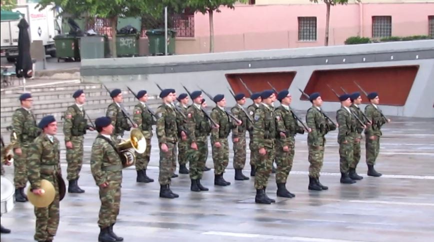 image-248684 kozan.gr: Ώρα 08:00 π.μ.: H έπαρση της σημαίας, στην κεντρική πλατεία της πόλης, για τη σημερινή 107η επέτειο της απελευθέρωσης της Κοζάνης από τον Τουρκικό Ζυγό (Βίντεο)