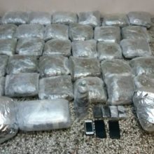 image-249561 Συνελήφθησαν 2 άτομα από αστυνομικούς της Διεύθυνσης Αστυνομίας Καστοριάς, για διακίνηση μεγάλης ποσότητας ναρκωτικών ουσιών, σε περιοχή της Κοζάνης Κατασχέθηκαν μεταξύ άλλων (38) κιλά και (760) γραμμάρια ακατέργαστης κάνναβης, πάνω από (4) κιλά κατεργασμένης κάνναβης σε σκόνη (μπουμπάρι), (990) γραμμάρια κατεργασμένης κάνναβης (σοκολάτα) και πάνω από (2) κιλά χασισέλαιο