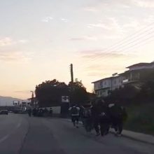 image-250673 kozan.gr: Καθημερινός ο κίνδυνος για τη σωματική ακεραιότητα φοιτητών του Πανεπιστημίου Δ. Μακεδονίας, κατά τη μετάβασή τους από και προς τις κτηριακές εγκαταστάσεις του Ιδρύματος,στην έξοδο της Κοζάνης προς Θεσσαλονίκη – Αναγκάζονται να περπατούν στο κεντρικό δρόμο, κατά την επιστροφή τους από τις κτηριακές εγκαταστάσεις του Ιδρύματος, αφού δεν υπάρχει ένα λογικών διαστάσεων διαμορφωμένο πεζοδρόμιο – δρομάκι, που να εξυπηρετεί τη διέλευσή τους (Βίντεο)