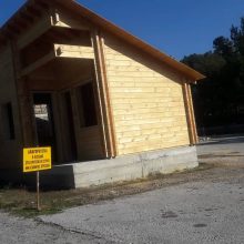 image-251469 kozan.gr: Έτοιμος ο «Οικίσκος του Επιστάτη» στην είσοδο του δάσους Κουρί στην Κοζάνη – Ξεκίνησε κι η συναρμολόγηση του Kέντρου Περιβαλλοντολογικής Ενημέρωσης (Φωτογραφίες)