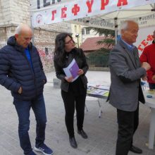 image-253720 kozan.gr: Μέλη του συλλόγου Εθελοντών Αιμοδοτών Κοζάνης μοίρασαν, το πρωί της Παρασκευής 1/11, στην Κεντρική Πλατεία Κοζάνης, το διεθνές οπτικό σύμβολο των μεταμοσχεύσεων (πράσινο κορδελάκι) (Βίντεο)