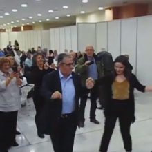 image-253874 kozan.gr: O χορός του Γενικού Γραμματέα του ΚΚΕ Δημήτρη Κουτσούμπα στη συνεστίαση, που πραγματοποιήθηκε στο Εκθεσιακό Κέντρο στα Κοίλα Κοζάνης, το βράδυ του Σαββάτου 2/11 (Βίντεο)