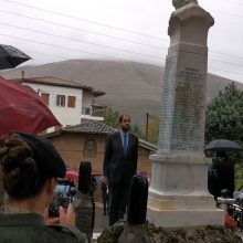 image-254184 Υπο βροχή η κατάθεση στεφάνων στη Σιάτιστα, παρουσία Υφυπουργού Υποδομών και Μεταφορών Γιάννη Κεφαλογιάννη, για τον εορτασμό της 107ης Επετείου της απελευθέρωσης της πόλης της Σιάτιστας από τον Τουρκικό Ζυγό (Βίντεο)