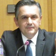 image-255202 kozan.gr: «Έκρηξη» Κασαπίδη: “Ψάχνουμε εναγωνίως, εδώ κι ένα μήνα, να βρούμε το φάκελο (με τη μελέτη στατικότητας) της Υψηλής Γέφυρας των Σερβίων. Δεν υπάρχει ο φάκελος (στοιχείων) για τη δεύτερη μεγαλύτερη γέφυρα της Ελλάδος. Εγώ ντρέπομαι!! Αν συμβεί κάτι σε αυτή τη γέφυρα, που παρουσιάζει μια παραμόρφωση (έβγαλαν μια οδηγία για να μην περνούν βαρέα οχήματα πάνω από ένα συγκεκριμένο βάρος), τι θα γίνει; Ντετέκτιβ θα βάλουμε για να βρούμε τις μελέτες γι’ αυτή τη γέφυρα. Η κατάσταση με τα αρχεία της Περιφέρειας είναι τραγική” (Βίντεο)