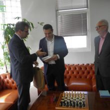 image-256251 kozan.gr: Ένα βιβλίο για το σκάκι προσέφερε στον Αλέξη Τσίπρα ο Πρύτανης του Πανεπιστημίου ΔΜ Θεόδωρος Θεοδουλίδης (Βίντεο)