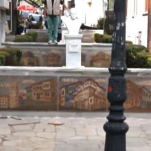 image-256618 kozan.gr: Πώς έγινε η κατασκευή των ψηφιδωτών “Παραμυθένια Αρχοντούπολη” για την ανάπλαση της πλατείας Ίωνος Δραγούμη, έξω από το Λαογραφικό Μουσείο Κοζάνης – Τι λέει ο δημιουργός Απόστολος Σιαραμπής (Βίντεο)