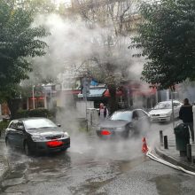 image-257414 kozan.gr: Κοζάνη: Αιφνιδιασμός για περαστικούς και διερχόμενους οδηγούς, από αναδυόμενους ατμούς, σε κεντρικό δρόμο της Κοζάνης (Βίντεο & Φωτογραφίες)