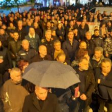 image-258202 kozan.gr: Πτολεμαίδα: Παρά τη βροχόπτωση, “Οχι στη βίαιη απολιγνιτοποίηση και το ξαφνικό θάνατο της ΔΕΗ”, φώναξαν, εκπρόσωποι φορέων και κάτοικοι της περιοχής, με αφορμή τις ενεργειακές εξελίξεις – Το συλλαλητήριο, διεξήχθη, ενάντια στα σχέδια της κυβέρνησης για το κλείσιμο ολων των λιγνιτικών μονάδων έως το 2028 (Βίντεο & Φωτογραφίες)