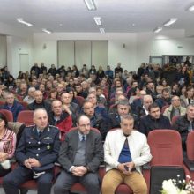 image-258323 Με επιτυχία υλοποιήθηκε ημερίδα με θέμα «Οδηγώ με ασφάλεια τον χειμώνα» του Τμήματος Τροχαίας Καστοριάς (Φωτογραφίες)