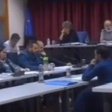 image-258467 kozan.gr: Σκληρή κόντρα του Προέδρου του Δημοτικού Συμβουλίου Σερβίων Νίκου Μπουκουβάλα με την επικεφαλής της ελάσσονος αντιπολίτευσης Ρίτσα Σπυρίδου – Εκφράσεις όπως: “Είστε με τα καλά σας;”, “Ήρθατε πάλι φορτωμένη;”, “Άντε από ‘κει πέρα”, “Εγώ όταν δεν είμαι στα καλά μου γίνομαι ίσα με εσάς”, ειπώθηκαν στην τελευταία συνεδρίαση (Βίντεο)
