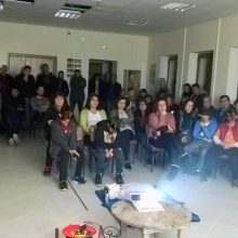 image-258541 Η Εθελοντική Διασωστική Ομάδας Πτολεμαΐδας θέλει να συγχαρεί, τον Πολιτιστικό Σύλλογο Μεσοβούνου ‘’ΚΡΕΜΙΤΣΑ’’ για την εξαιρετική και πολύ σημαντική τους πρωτοβουλία να προμηθευτούν και να εγκαταστήσουν στην κοινότητα ένα Αυτόματο Εξωτερικό Απινιδωτή