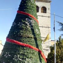 image-259939 kozan.gr: Προσωπική επιλογή του Κ. Κυριακίδη η επιλογή τοποθέτησης του δέντρου ακριβώς πάνω από τον Ι.Μ.Ν.του Αγ. Νικολάου Κοζάνης – Εντελώς άκυρη σε σχέση με τις προηγούμενες χρονιές θεωρούν τη συγκεκριμένη επιλογή μέλη της αντιπολίτευσης αλλά και της συμπολίτευσης