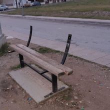 image-258797 Kozan.gr: Κοζάνη: “Τα παγκάκια της ντροπής”, έξω από το γήπεδο ποδοσφαίρου 5Χ5, στην περιοχή Πλατάνια, απέναντι από τον Ι.Ν της Παναγίας Φανερωμένης (Φωτογραφίες)