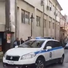 image-259872 kozan.gr: Οργή κι αγανάκτηση έξω από το Δικαστικό Μέγαρο Γρεβενών κατά την προσαγωγή των δύο κατηγορουμένων, 45χρονου και της μητέρας, της 12 χρονης ανήλικης, στην υπόθεση αποπλάνησης, που συγκλόνισε το πανελλήνιο (Βίντεο)