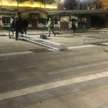 image-260317 kozan.gr: Κοζάνη: Άρχισαν οι εργασίες για την κατασκευή της εξέδρας για την αυριανή συναυλία των Βαρδή-Λιανού, για τη φωταγώγηση του Χριστουγεννιάτικου δέντρου (Φωτογραφίες)