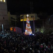 image-260477 kozan.gr: Με πυροτεχνήματα κι υπό τις Χριστουγεννιάτικες μελωδίες της Πανδώρας φωταγωγήθηκε το Χριστουγεννιάτικο δέντρο στην Κοζάνη (Βίντεο & Φωτογραφίες)