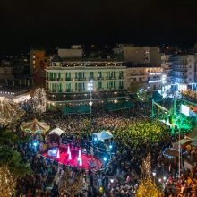 image-260442 kozan.gr: Η εντυπωσιακή φωτογραφία, από τη γεμάτη κόσμο κεντρική πλατεία Κοζάνης, στη συναυλία των Γ. Λιανού και Γ. Βαρδή, το βράδυ της Πέμπτης 5 Δεκεμβρίου