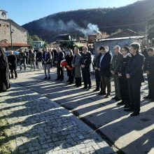 image-260911 Tρισάγιο στη μνήμη του Αρχ/κα Ηλία Κωστένη, οποίος τραυματίσθηκε θανάσιμα την 08/12/2013, τελέστηκε σήμερα Κυριακή 8/12/2019, στο μνημείο που ανεγέρθηκε προς τιμήν του, στην Τ.Κ. Μικρολίμνης του Δήμου Πρεσπών (Φωτογραφίες)