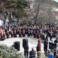 image-260948 kozan.gr: Εκλεκτά λουκανικά, ζεστός παχυλός πατσάς, με τη συνοδεία κρασιού κι εκλεκτών τοπικών τυριών, προσφέρθηκαν, το μεσημέρι της Κυριακής 8/12, στο πλαίσιο της 13η Γουρνοχαράς, που πραγματοποιήθηκε στη Βλάστη Εορδαίας (Βίντεο & Φωτογραφίες)