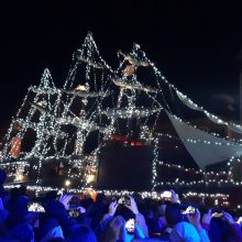 image-261294 kozan.gr: Πτολεμαίδα: Παρουσία πλήθους κόσμου, με ζογκλέρ, πυροτεχνήματα και χριστουγεννιάτικες μελωδίες, φωταγωγήθηκε, το βράδυ της Δευτέρας 9/12, το Χριστουγεννιάτικο Καράβι, στην κεντρική πλατεία της πόλης (Βίντεο & Φωτογραφίες)