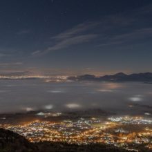 image-261565 Η εντυπωσιακή βραδινή φωτογραφία από τα Σέρβια και τη λίμνη σκεπασμένη με πέπλο ομίχλης