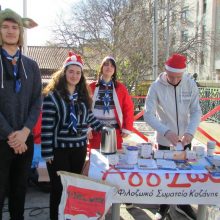 image-262411 kozan.gr: Το Προσκοπικό Δίκτυο Κοζάνης και το ΑγγίΖωο συγκέντρωσαν, το πρωί της Κυριακής 15/12, στην κεντρική πλατεία, ξηρά τροφή για αδέσποτα ζωάκια και χρήματα, σε κουμπαρά, για τις ανάγκες του ΑγγίΖωο (Φωτογραφίες & Βίντεο)
