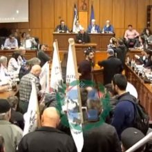 image-262775 kozan.gr: Ώρα 18:15: Παράσταση διαμαρτυρίας, εντός της αιθούσης του Π.Σ. Δ. Μακεδονίας, από μέλη του ΠΑΜΕ, που διαδήλωναν, στο πλαίσιο του συλλαλητηρίου, με σύνθημα “Κανένα κλείσιμο λιγνιτικών μονάδων- ρεύμα φτηνό για το λαό” (Βίντεο)