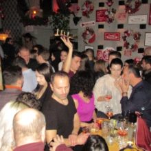 image-263425 kozan.gr: Σπουδαστές και καθηγητές του ΙΕΚ VOLTEROS διασκέδασαν, το βράδυ της Πέμπτης 19/12, στο EL BARRIO στην Κοζάνη, σ’ ένα προ-χριστουγεννιάτικο φαντασμαγορικό event (Φωτογραφίες)